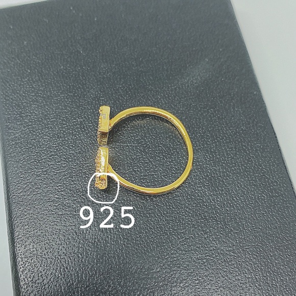 { HP } .925 Sterling Silver Cubic Zirconia Ring - Picture 6 of 9